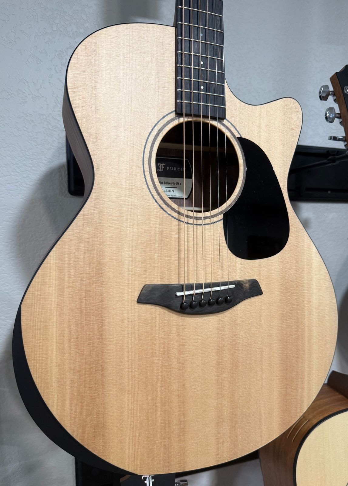 Furch Blue Deluxe Gc-SW a Sitka Spruce over a Gorgeous Black Walnut Back Duo Bevels *CNR Active* w/ Bag