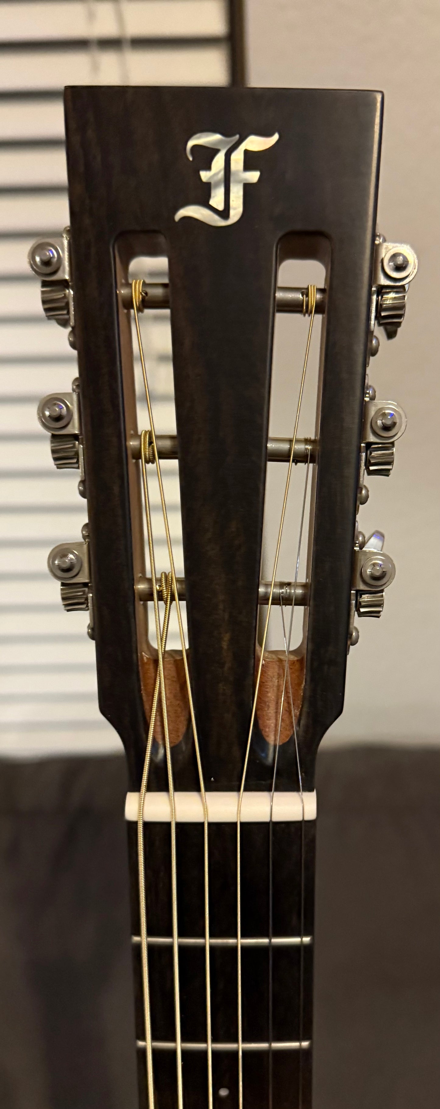 Furch Vintage 1 OOM-SM SL Sikta Spruce over African Mahogany Slotted Headstock Hardshell Case