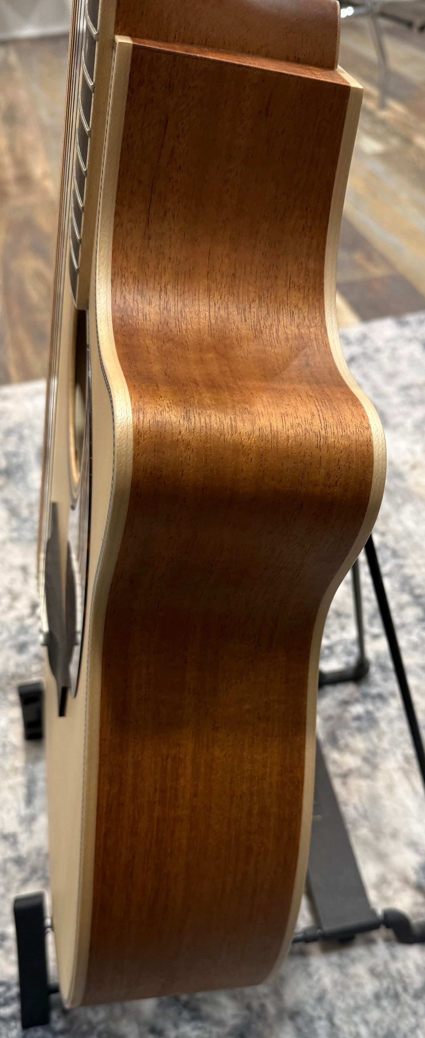 Larrivee LV-40-MH Spruce/Mahogany Larrivee Signature L Shape w/ cutaway Spruce/Mahogany
