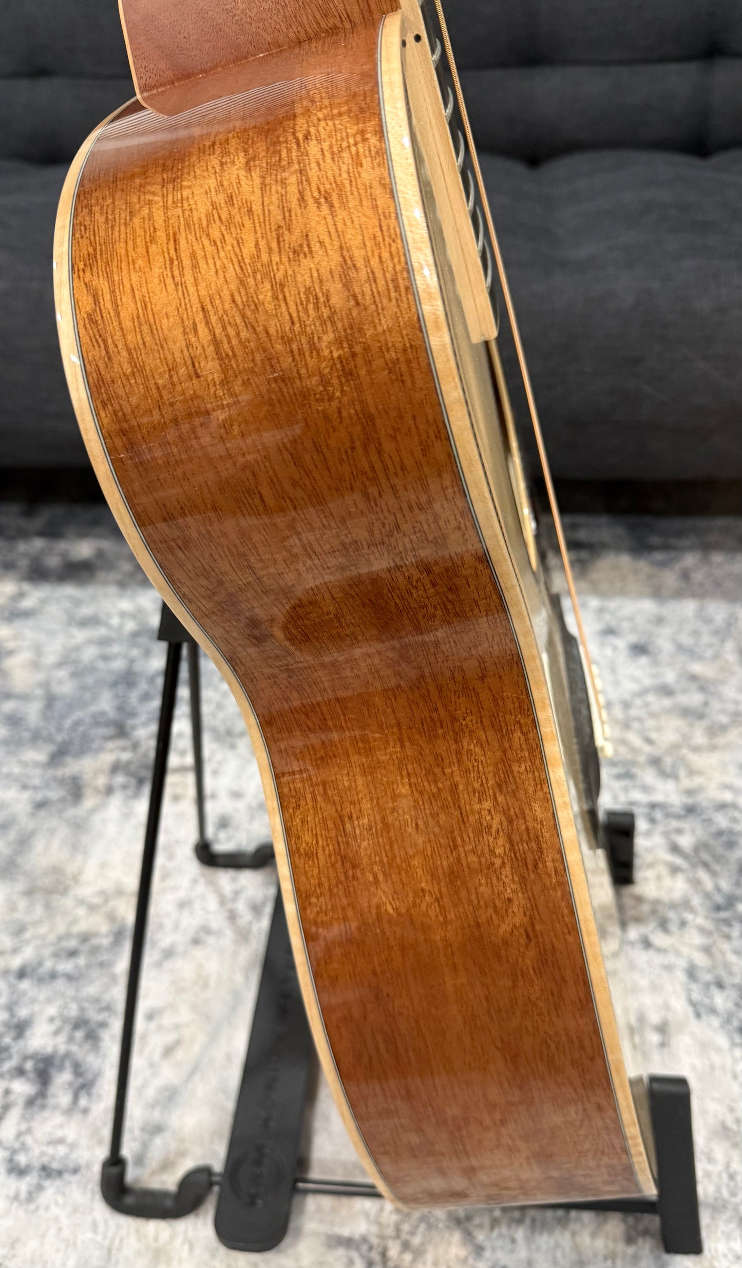 Larrivee OMV-50 - OM w/ cutaway - Spruce/Mahogany Hardshell case