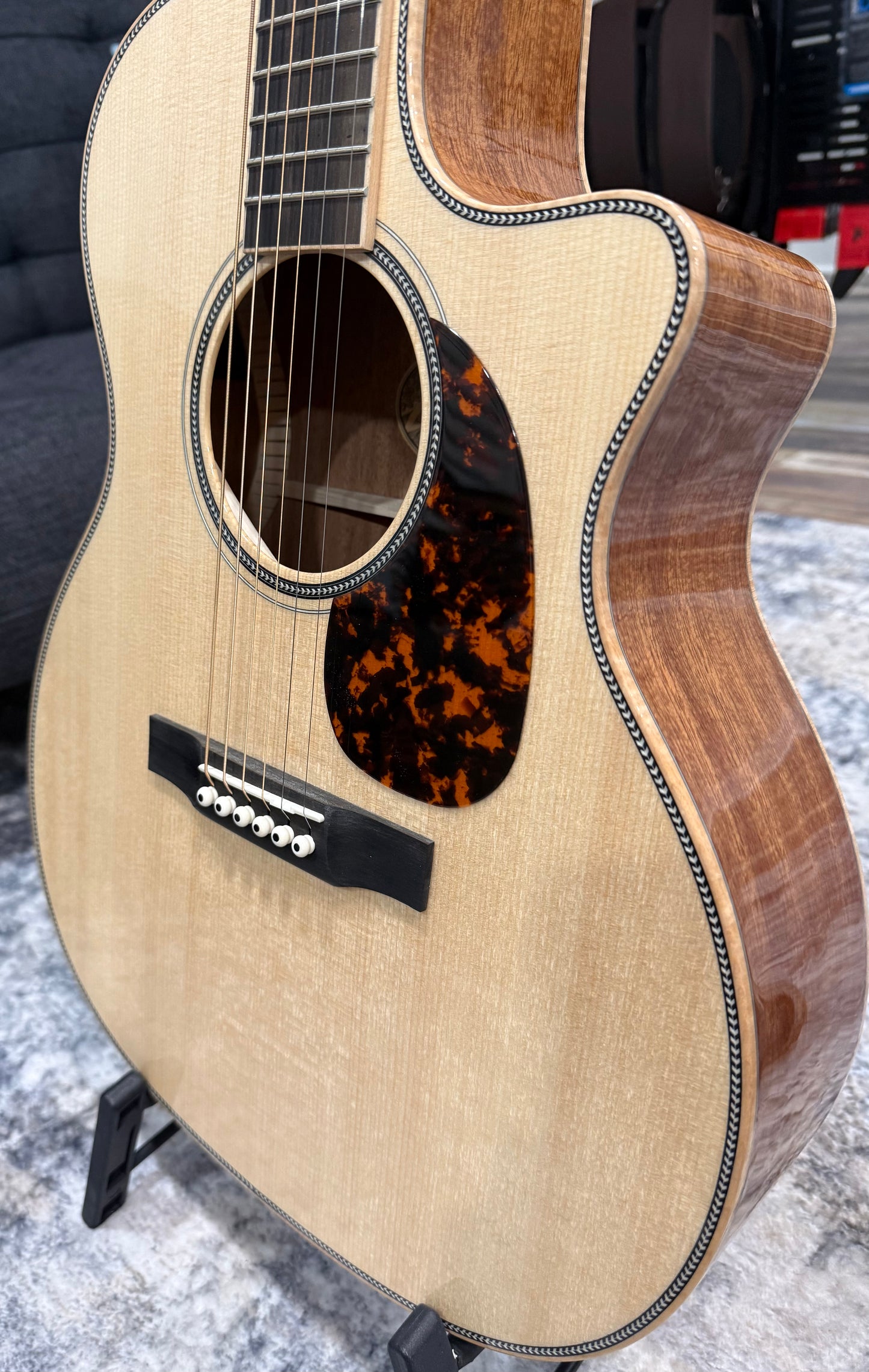 Larrivee OMV-50 - OM w/ cutaway - Spruce/Mahogany Hardshell case