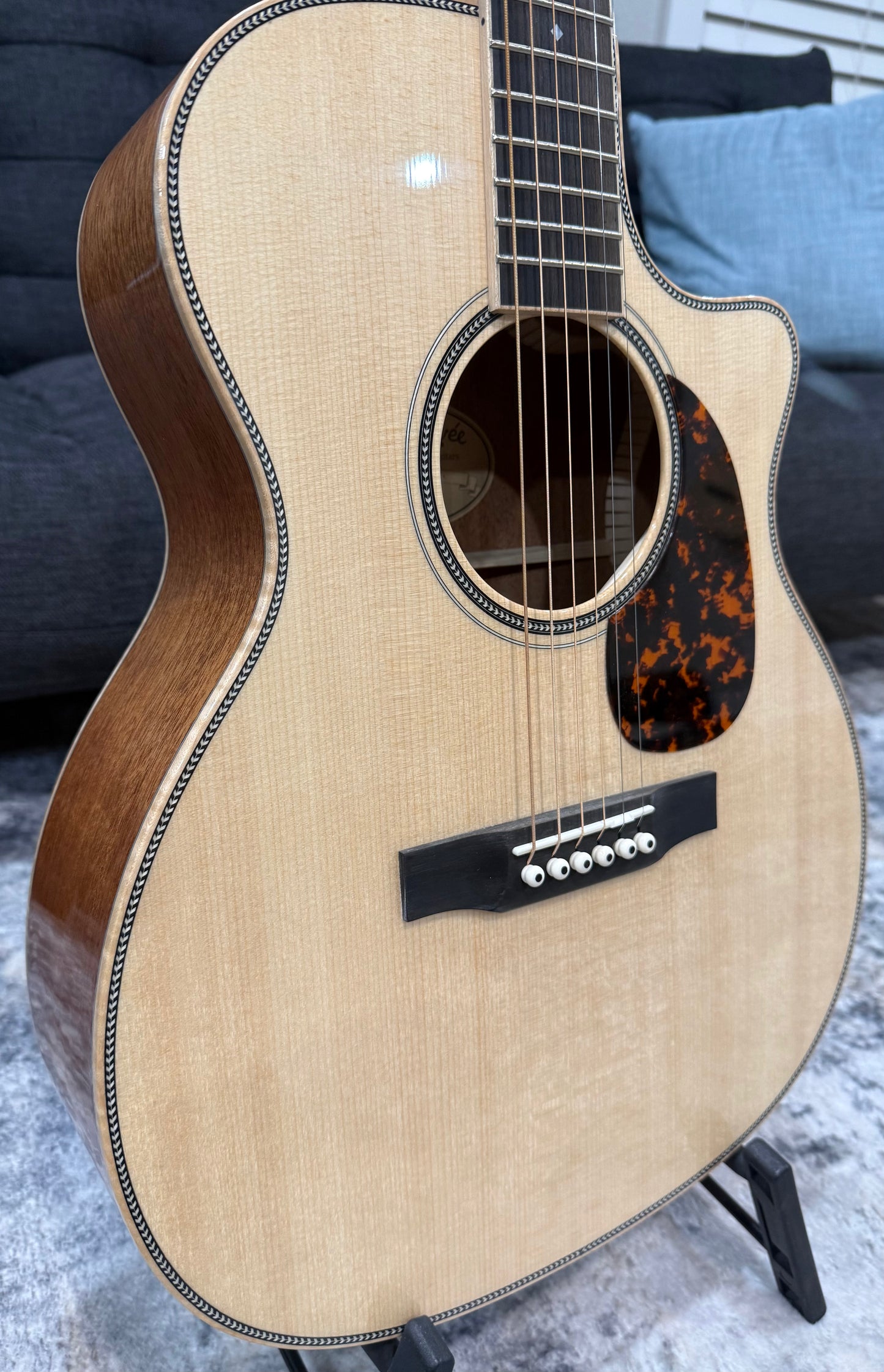 Larrivee OMV-50 - OM w/ cutaway - Spruce/Mahogany Hardshell case