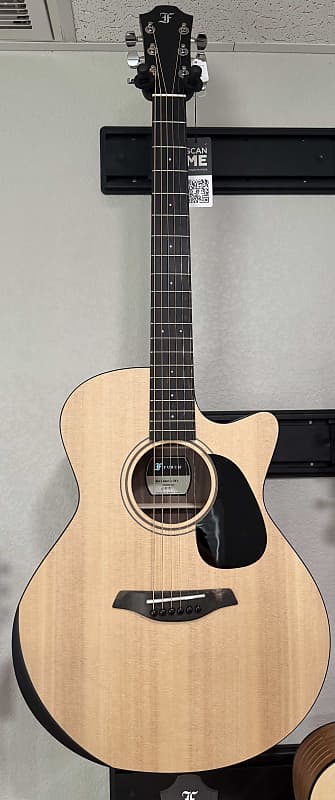 Furch Blue Deluxe Gc-SW a Sitka Spruce over a Gorgeous Black Walnut Back Duo Bevels *CNR Active* w/ Bag