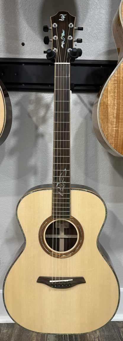 Furch Red OM-LR Alpine (New old stock) Spruce over Indian Rosewood Koa Binding Abalone Purfling Hardshell Case