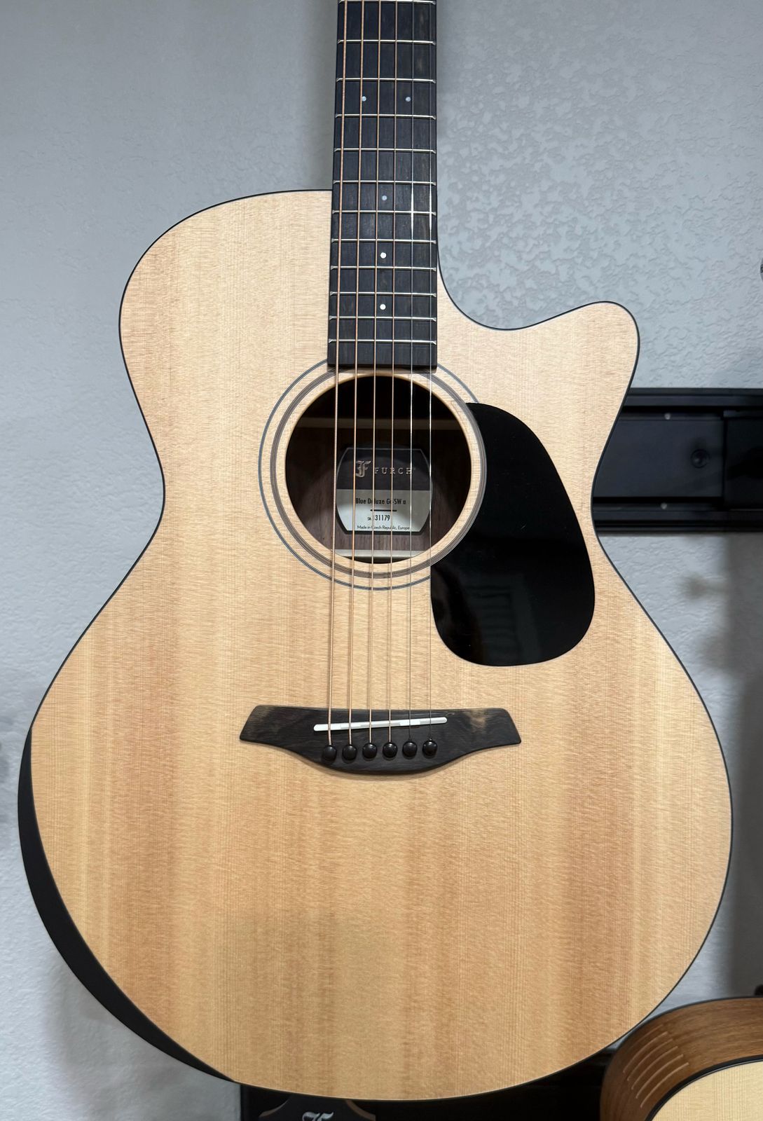 Furch Blue Deluxe Gc-SW a Sitka Spruce over a Gorgeous Black Walnut Back Duo Bevels *CNR Active* w/ Bag