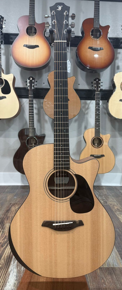 Furch Blue Deluxe Gc-SW a Sitka Spruce over a Gorgeous Black Walnut Back Duo Bevels *CNR Active* w/ Bag *Includes CNR Active Kit ($55 Value)*