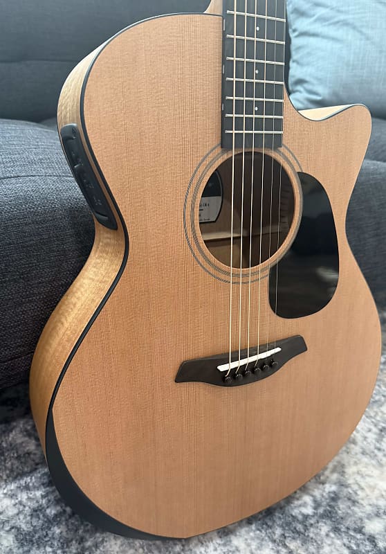 Furch Blue Deluxe Gc-CM a SPE Western Red Cedar over African Mahogany LR Baggs Stage Pro Element *CNR Active* w/ bag *Includes CNR Active Kit ($55 Value)*