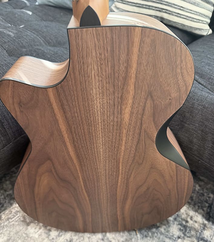 Furch Blue Deluxe Gc-SW a Sitka Spruce over a Gorgeous Black Walnut Back Duo Bevels *CNR Active* w/ Bag