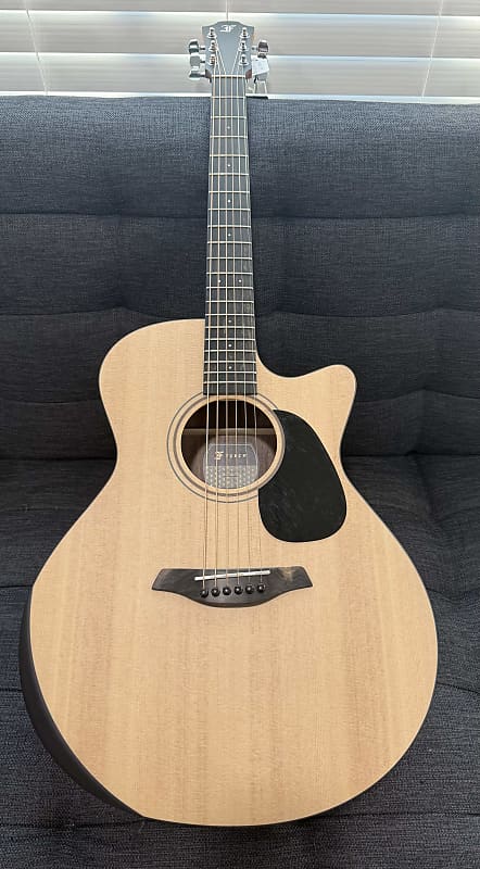 Furch Blue Deluxe Gc-SW a Sitka Spruce over a Gorgeous Black Walnut Back Duo Bevels *CNR Active* w/ Bag