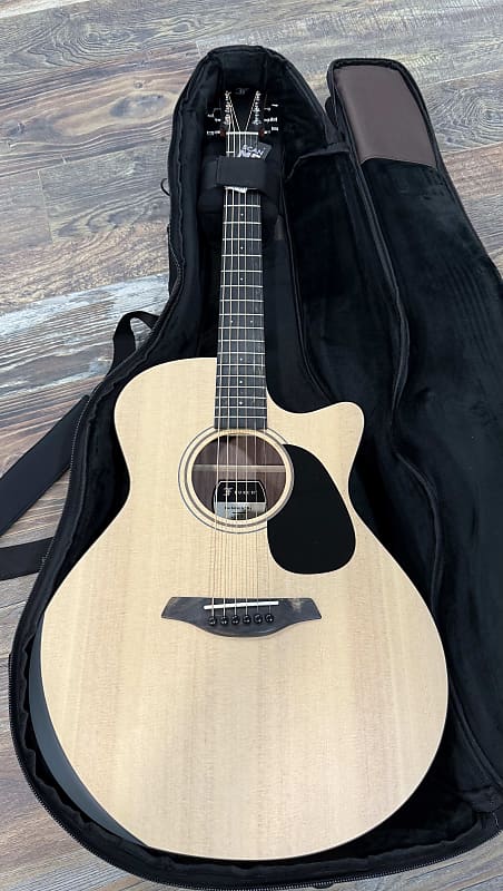 Furch Blue Deluxe Gc-SW a Sitka Spruce over a Gorgeous Black Walnut Back Duo Bevels *CNR Active* w/ Bag
